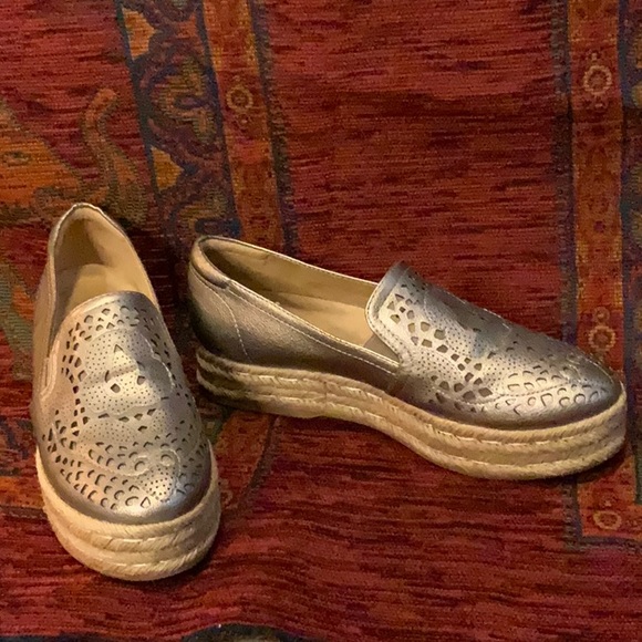 LOVIN’ NATURALIZER PEWTER FLATS - Picture 1 of 4